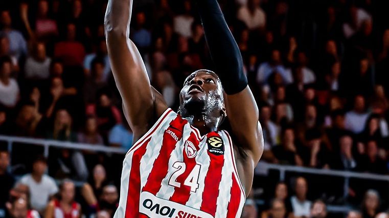 « Les fans ne le connaissaient pas, maintenant ils sont fous de lui » : la folie Mbaye Ndiaye s’empare de l’Olympiakos